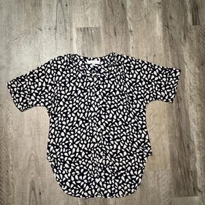 LOFT black and white blouse with a unique feather print. Size: XS
